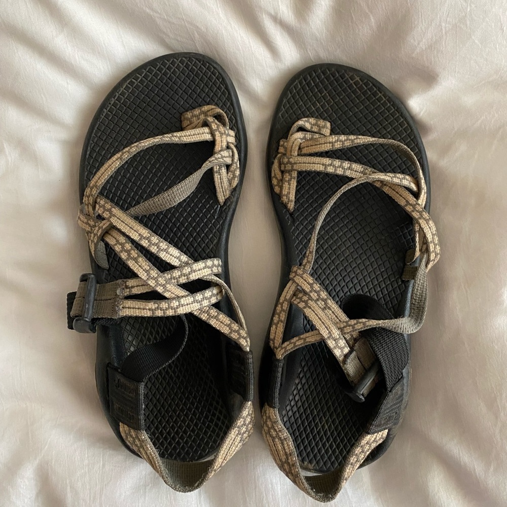White/grey, toe strap Chacos
